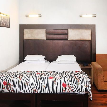 Отель Oyo 358 Sarojini Nagar Нью-Дели Экстерьер фото