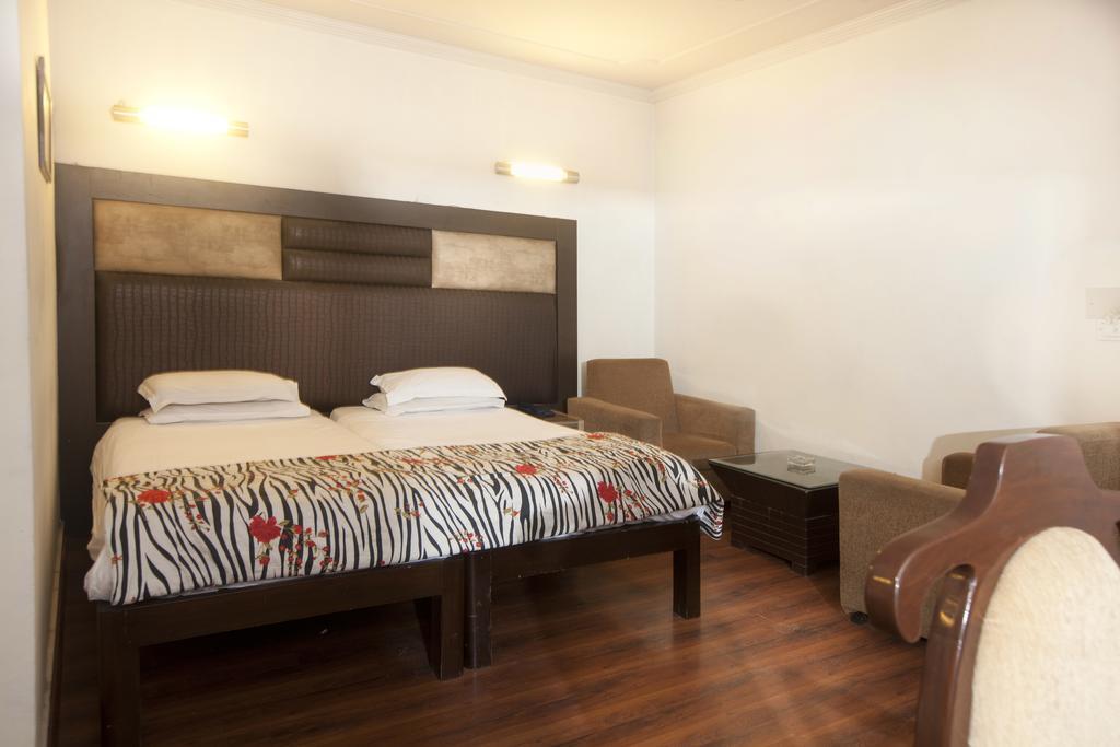 Отель Oyo 358 Sarojini Nagar Нью-Дели Экстерьер фото